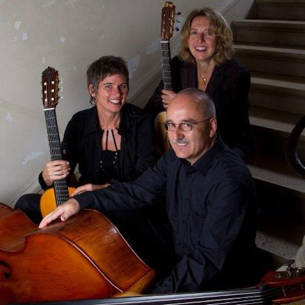 TrioAngeluci mit Instrumenten auf Treppe