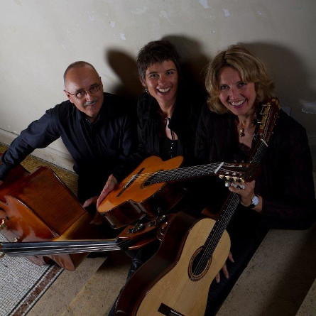 TrioAngeluci mit Instrumenten auf Treppe