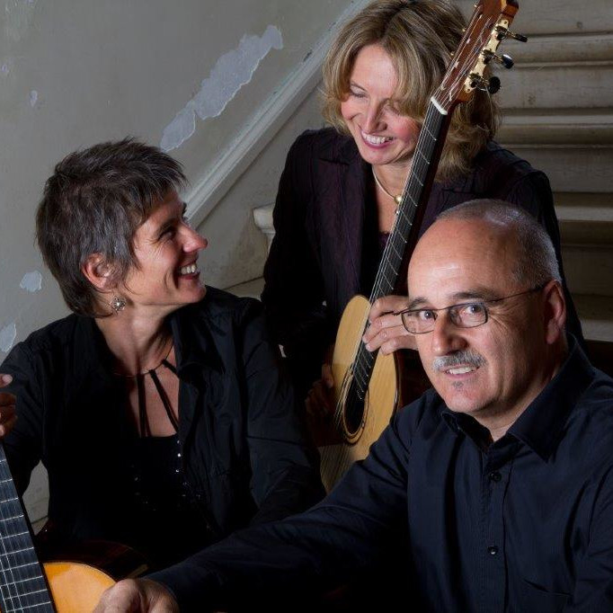 TrioAngeluci mit Instrumenten auf Treppe sitzend